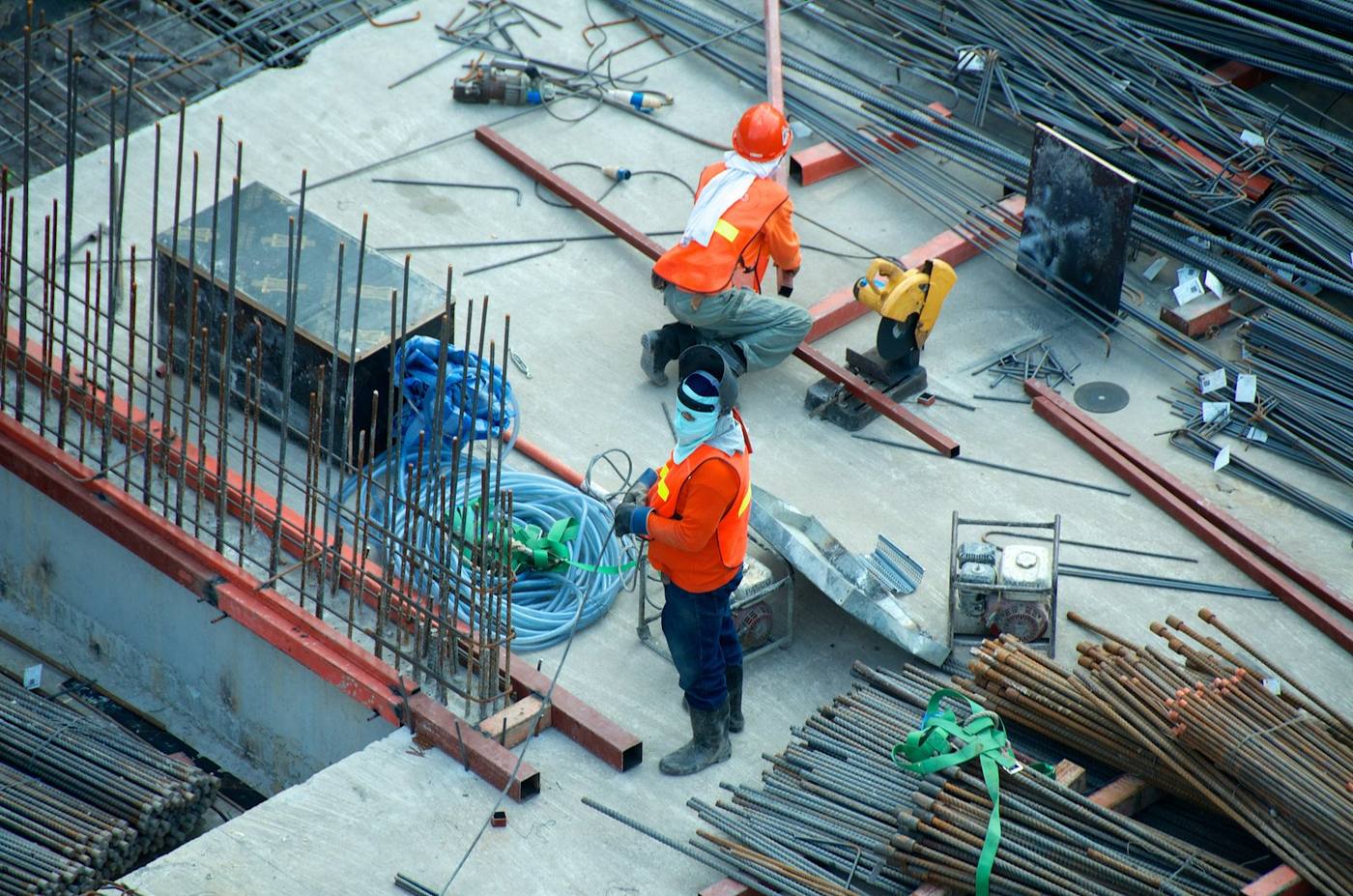 Compagnons sur un chantier de gros œuvre, vue aérienne