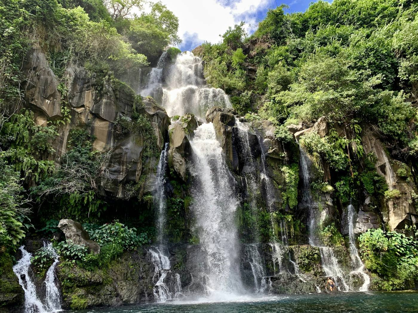 Cascade dans une forêt tropicale