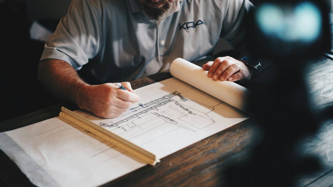 Ingénieur travaillant sur des plans avec une règle