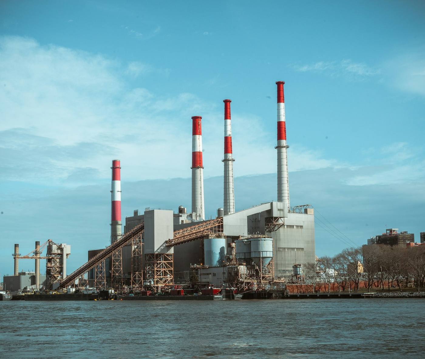 Site industriel avec cheminées au bord de l'eau