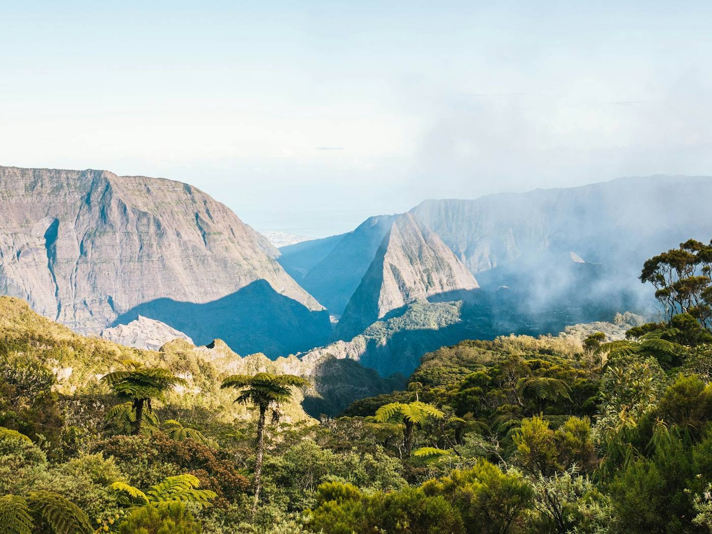Paysage de montagne réunionnais couvert de végétation